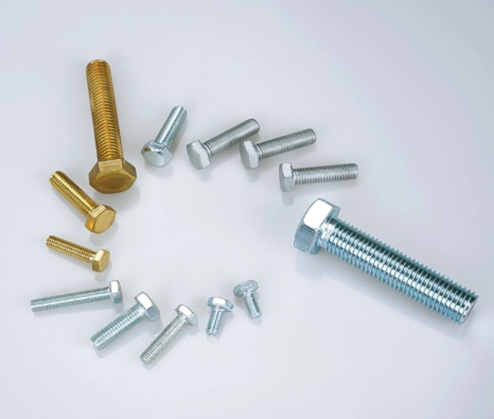 Um guia prático de engenharia para evitar desalinhamento ao fixar parafusos passantes.